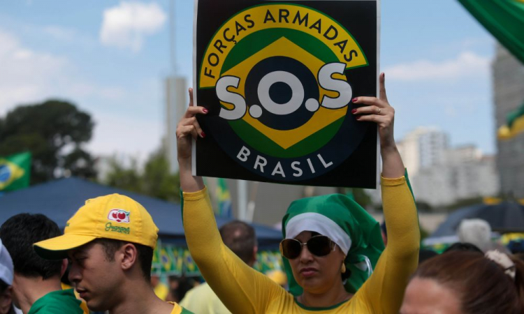 Faixas pedem socorro às Forças Armadas