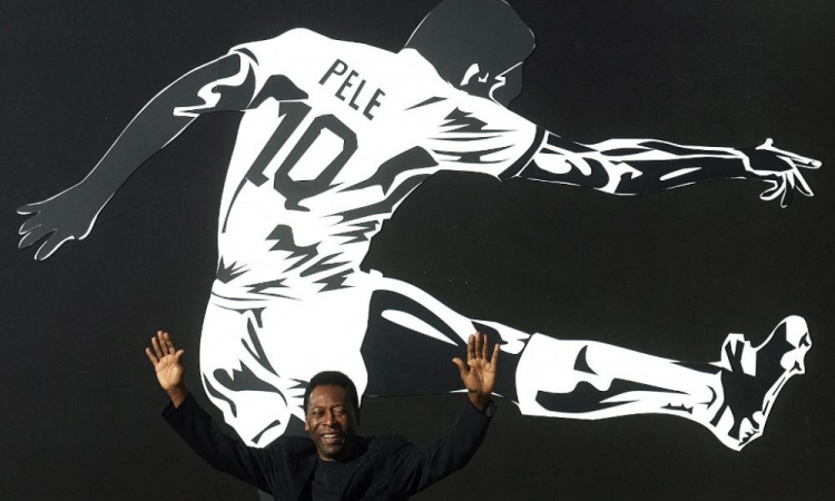 Pelé em frente a pintura