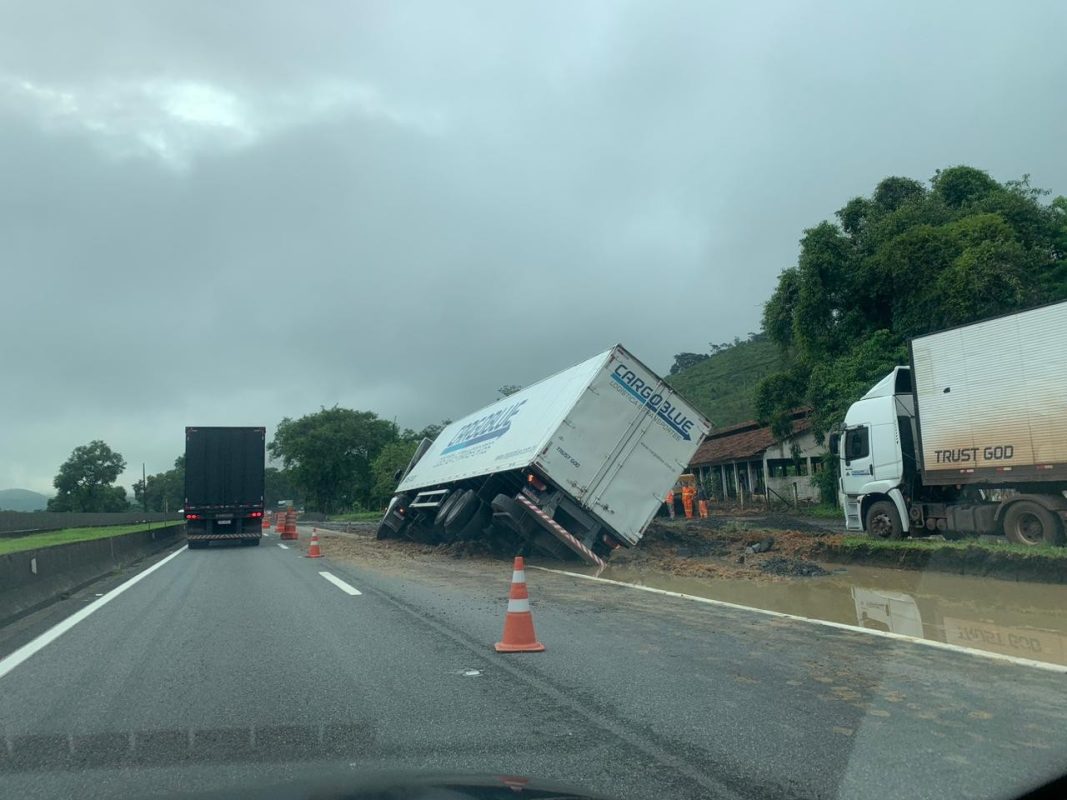 Caminhão sai da pista, cai em canaleta e causa congestionamento na Via Dutra, em Barra Mansa