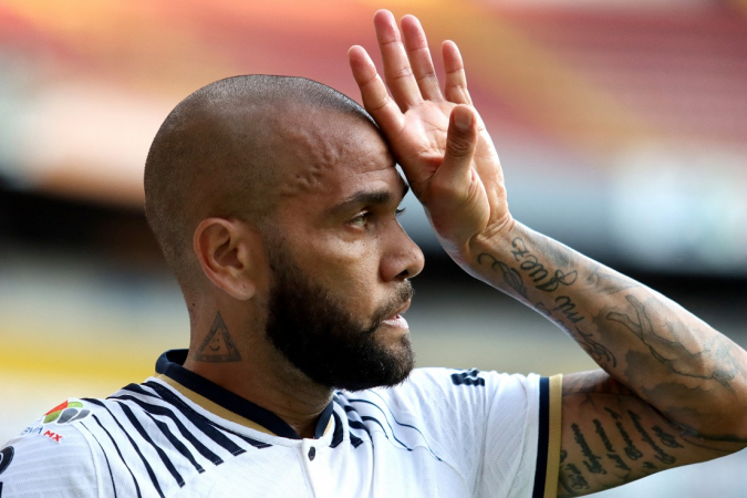 Daniel Alves durante partida do Pumas, do México