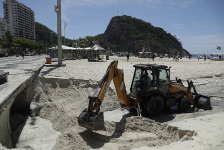 Na manhã desta terça-feira, uma escavadeira da prefeitura fazia a limpeza do local