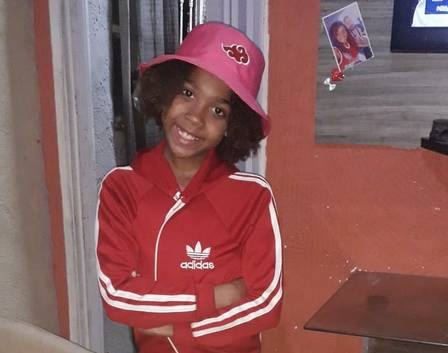 Parentes de criança morta com tiro de fuzil na Baixada protestam em frente ao cemitério e fazem orações