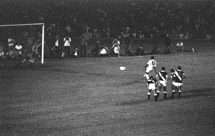 Pelé cobra pênalti no Maracanã