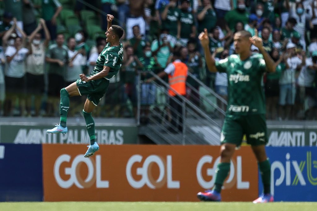 Giovani comemora o segundo gol do Palmeiras na partida -