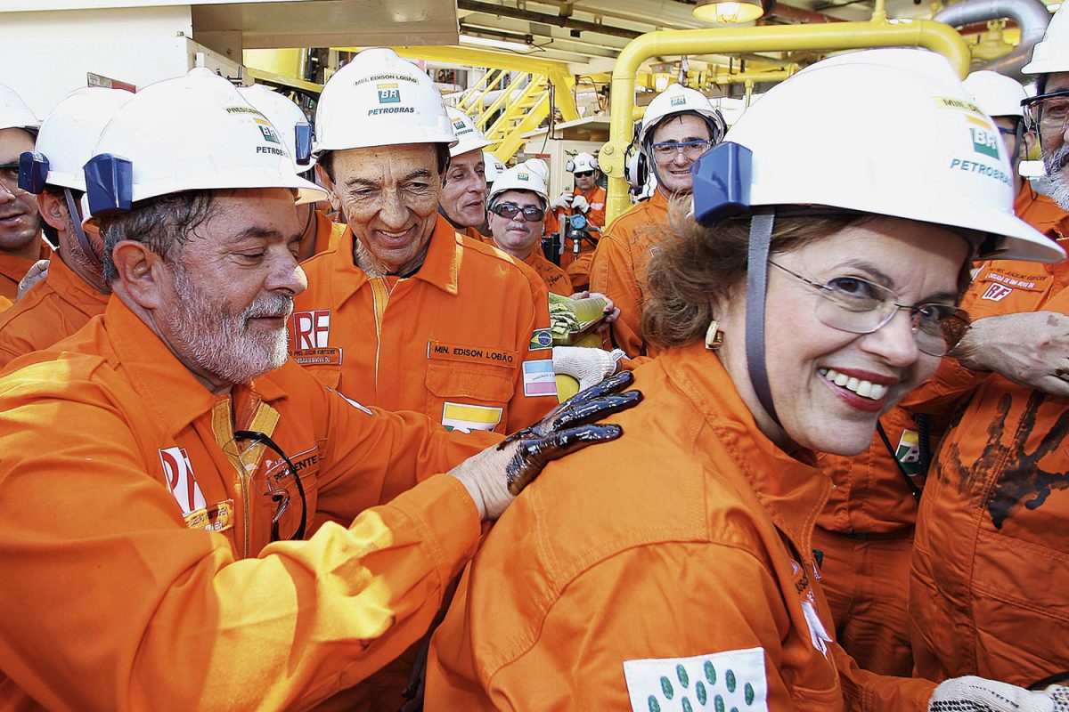 ALEGRIA... - Lula e Dilma em unidade da Petrobras: o petista vai interferir na estatal para regular os preços dos combustíveis -