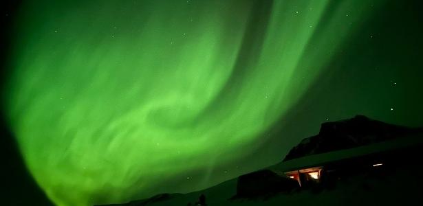 Aurora boreal 'maluca' aparece na Islândia e no Alasca; veja vídeos