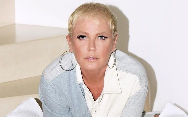 Xuxa em uma escada posando para a foto