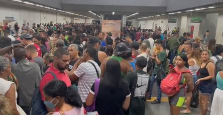 Estação Estácio do MetrôRio tem plataformas lotadas após acidente em escada rolante