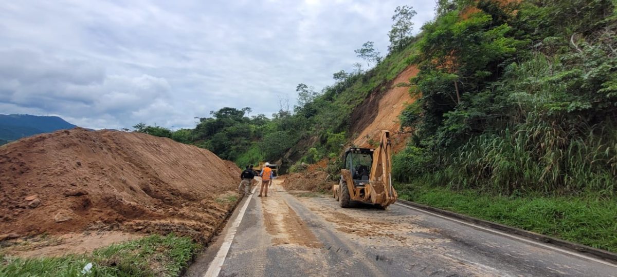 Após 17 horas interditada por queda de barreira, pista de descida da Serra das Araras é liberada em Piraí