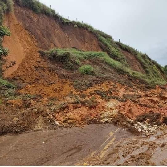 Chuva forte provoca deslizamentos de terra e deixa trechos da RJ-143 parcialmente interditados em Valença