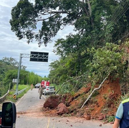 Barreira cai, atinge carro e interdita trecho da RJ-127, em Mendes