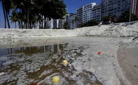 Sujeira também invadiu a Praia do Leme