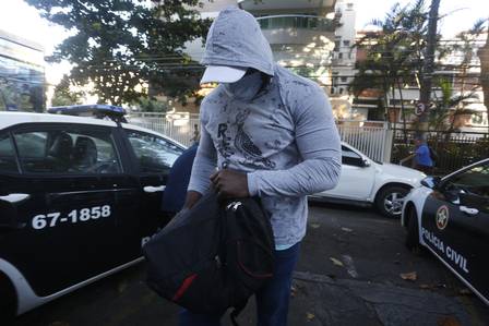 Vídeo mostra momento que PM acusado de chefiar milícia é morto em corredor de condomínio no Rio