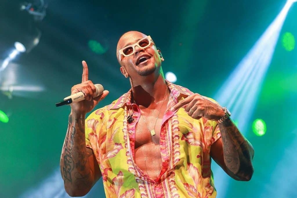 'Zona de perigo', de Léo Santana, é a favorita nas apostas dos leitores para hit do carnaval