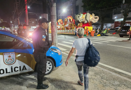 Minutos antes de desfile da Série Prata em meio a tiroteio na região Caveirão passa pela avenida