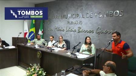 Prefeito Tiago Dalpério discursando durante sessão na Câmara Municipal de Tombos, em Minas Gerais, logo após o acidente