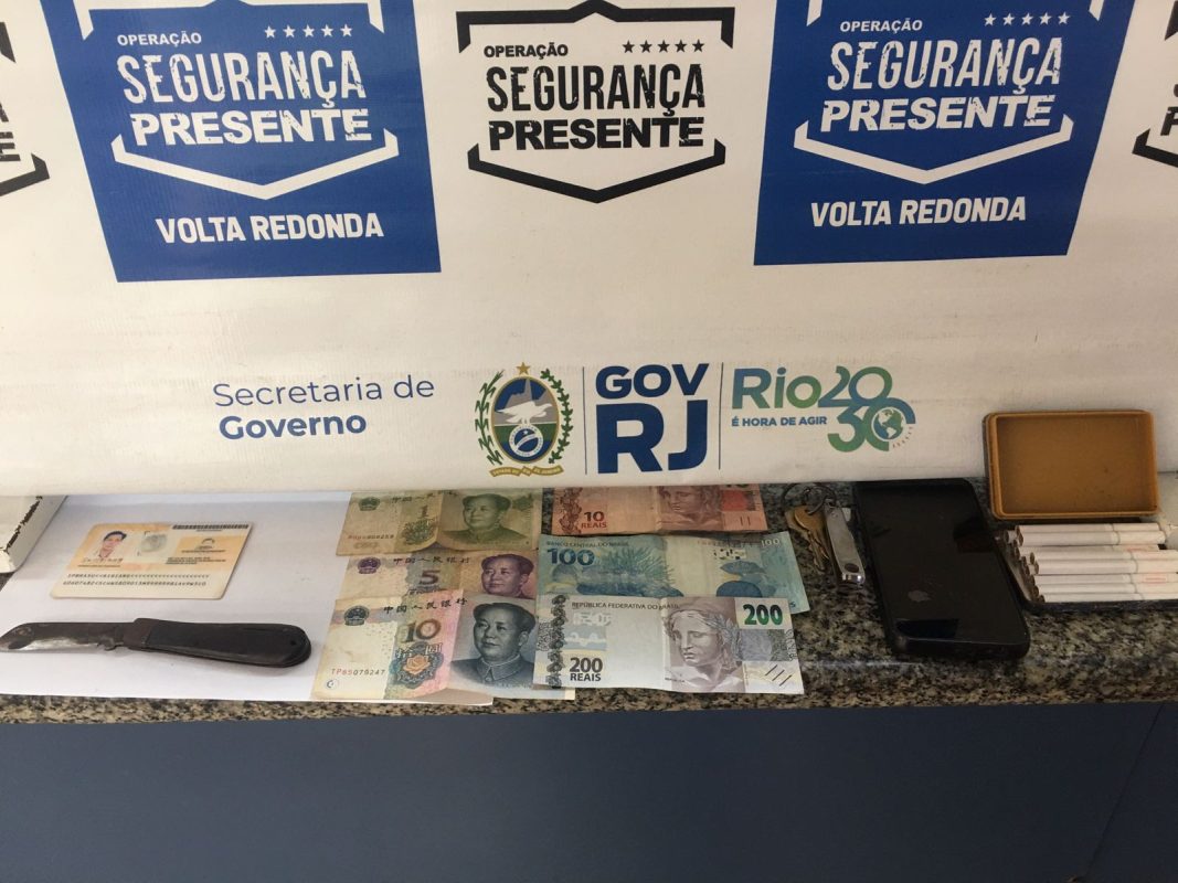 Chinês é preso em flagrante por roubar celular em feira em Volta Redonda