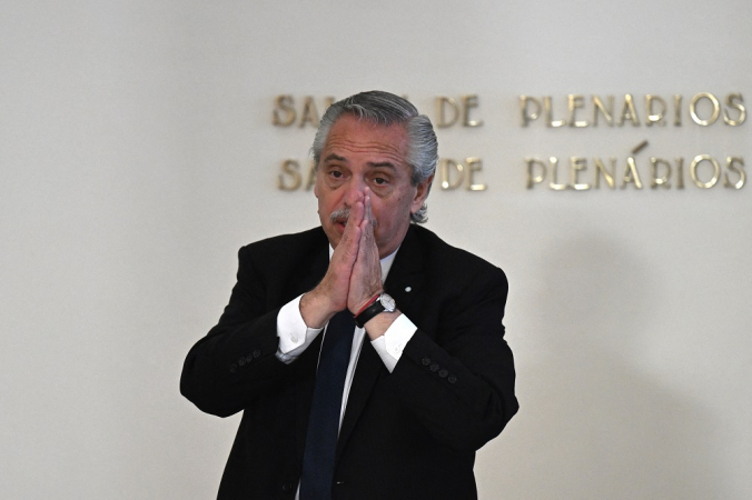 O presidente da Argentina, Alberto Fernandez (C), gesticula ao sair no final da cúpula de chefes de estado do Mercosul