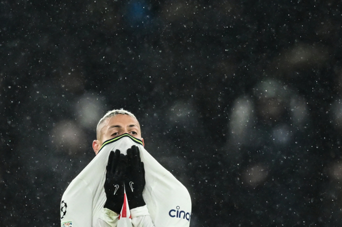 Richarlison lamenta eliminação do Tottenham nas oitavas de final da Liga dos Campeões para o Milan