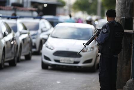 Polícia do Rio realiza operação na Mangueira contra ladrões de joalherias; um é preso