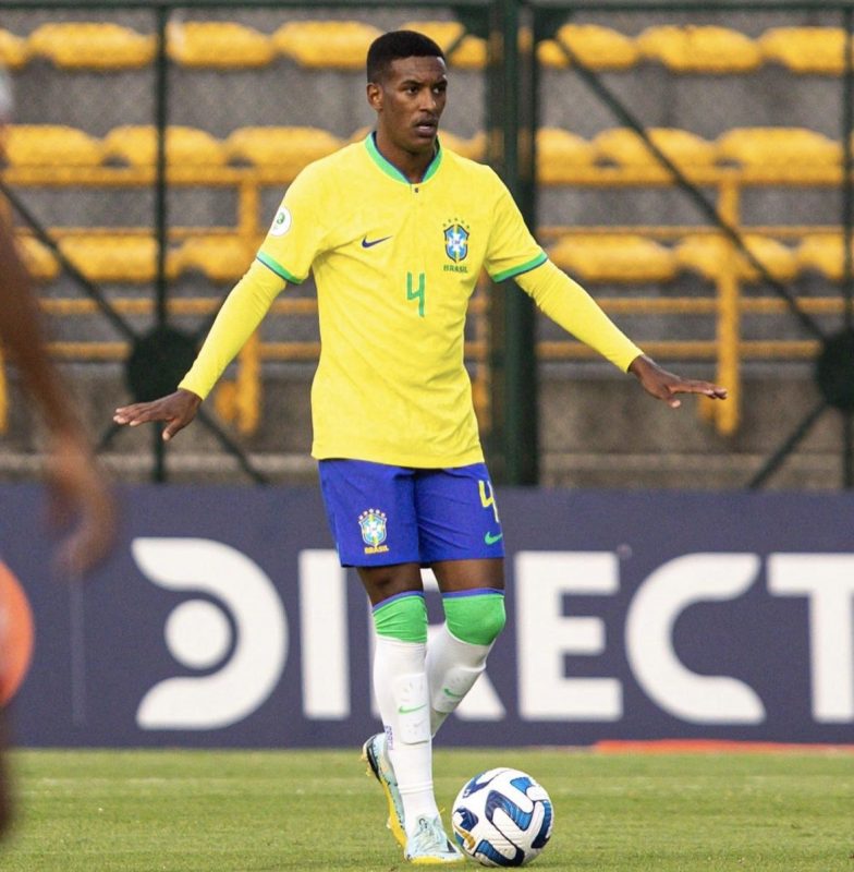 Zagueiro de bom passe, Robert Renan foi destaque -