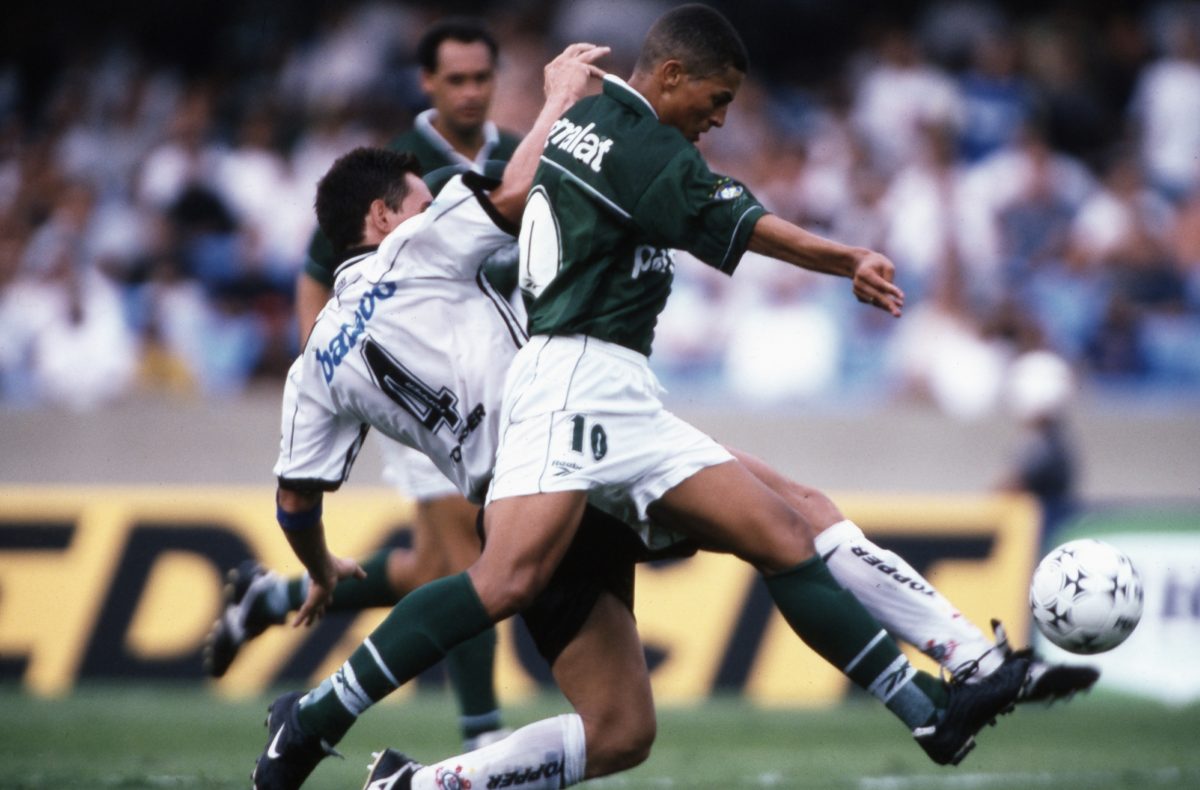 Alex, do Palmeiras, contra Gamarra, do Corinthians, no jogo da Libertadores de 1999. Alex, do Palmeiras, contra Gamarra, do Corinthians, no jogo da Libertadores de 1999.