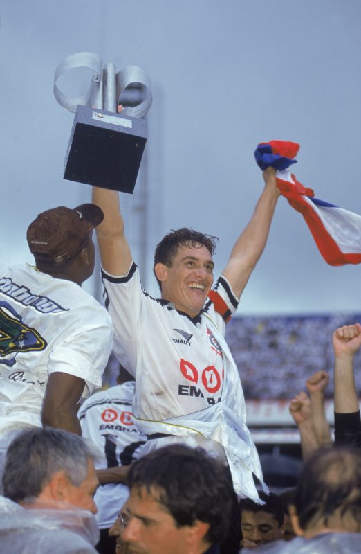 Gamarra, do Corinthians, comemorando a conquista do Campeonato Brasileiro, contr Gamarra, do Corinthians, comemorando a conquista do Campeonato Brasileiro, contra o Cruzeiro, no Estádio do Morumbi.