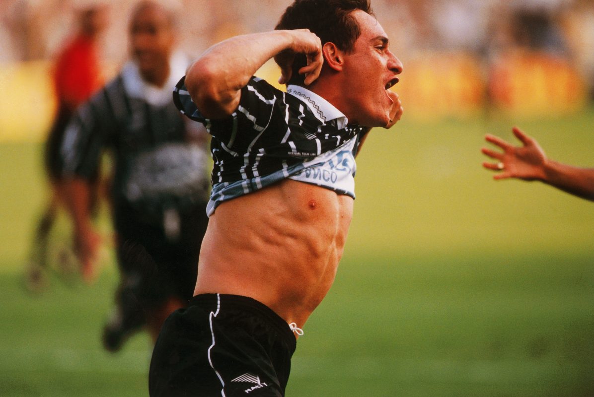 Gamarra, do Corinthians, comemorando gol contra o Santoas, no Estádio Vila Belmi Gamarra, do Corinthians, comemorando gol contra o Santoas, no Estádio Vila Belmiro.