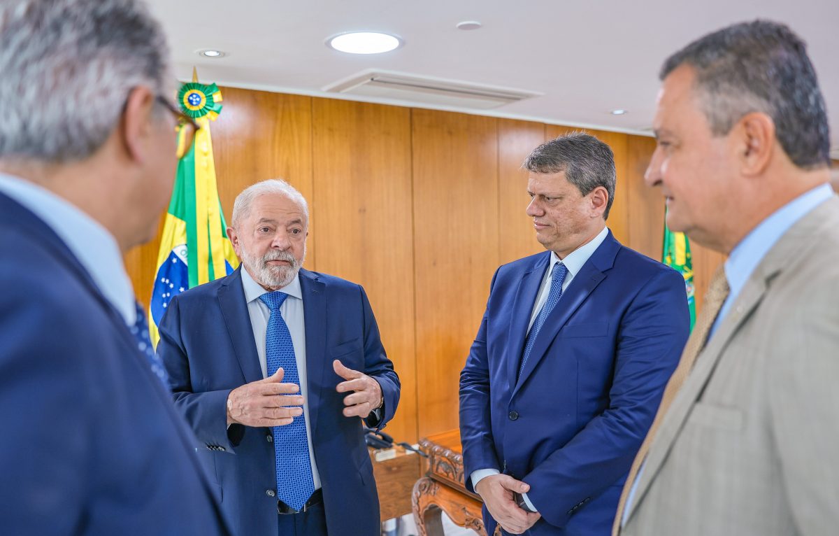 Acompanhado dos ministros Alexandre Padilha e Rui Costa, o presidente Lula recebe o governador de São Paulo, Tarcísio de Freitas