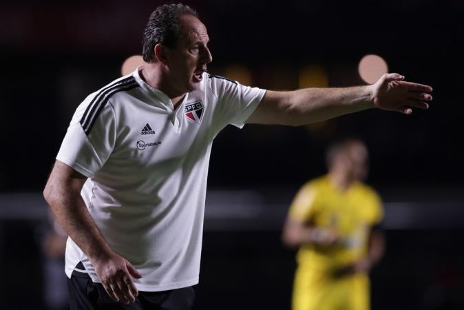 Rogério Ceni orienta jogadores do São Paulo durante vitória sobre a Inter de Limeira