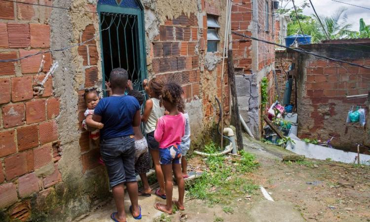 crianças com fome