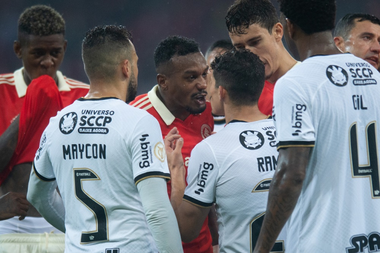 Cercado pro atletas de Corinthians e Inter, Edenilson encara Rafael Ramos