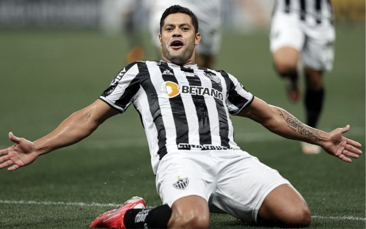 Hulk ajoelhado no campo com os braços abertos