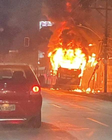 Ônibus é incendiado em protesto na Avenida Ernani Cardoso, em Campinho, Zona Norte do Rio