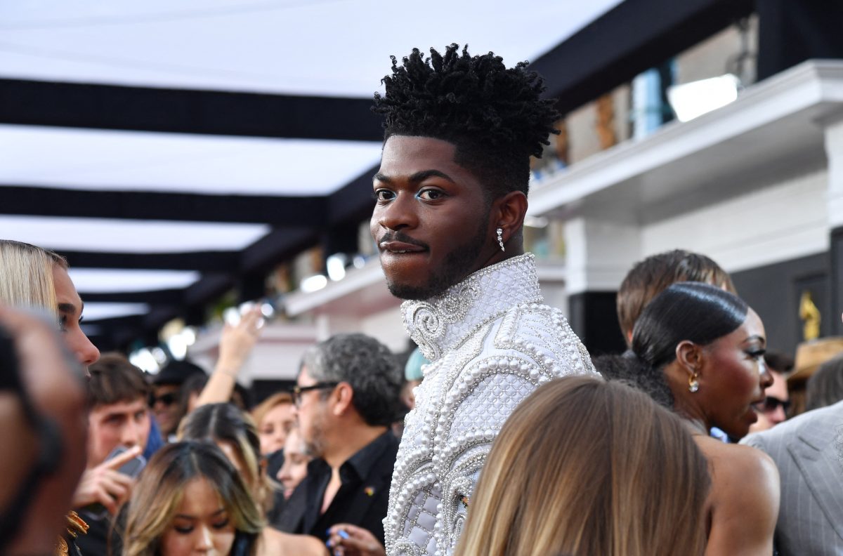 Lil Nas X chega ao país para o Lollapalooza 2023: 'finalmente estou aqui! Vou comer o c… do Brasil'