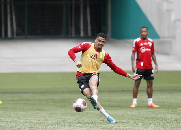 Luciano, do São Paulo, treinando no Allianz Parque, estádio do Palmeiras