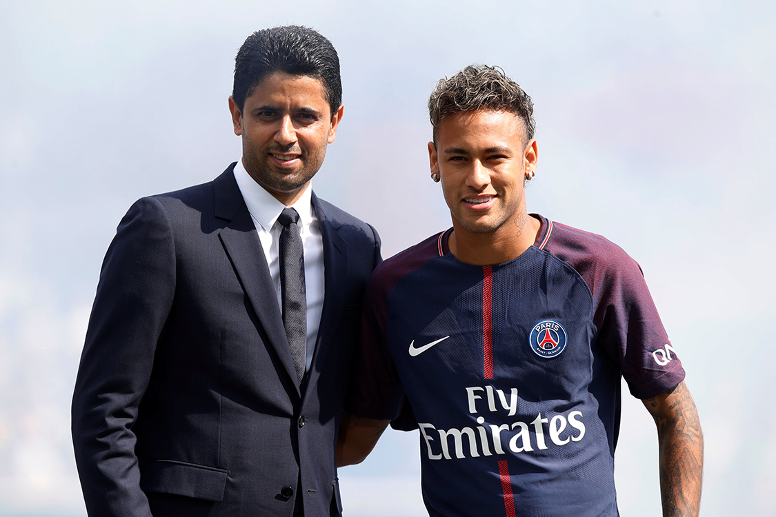 Neymar no PSG Atacante Neymar posa ao lado de Nasser Al Khelaifi, durante apresentação do jogador no PSG, no estádio Parque dos Príncipes, em Paris, na França - 05/08/2017