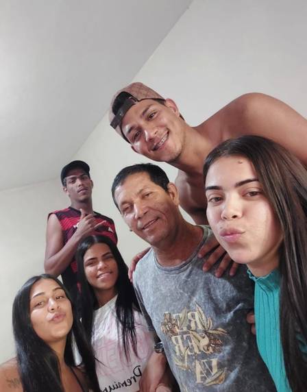 Guilherme Vilar Bastos (com a camisa do Flamengo) com os irmãos e o pai: morto aos 19 anos