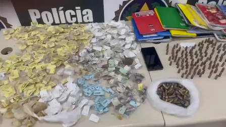 Delegacia de Repressão a Entorpecentes apreende drogas e munições em esconderijo na Mangueira, na Zona Norte