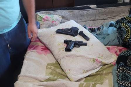 Grávida e três filhos são resgatados de cárcere privado no RJ; homem é preso