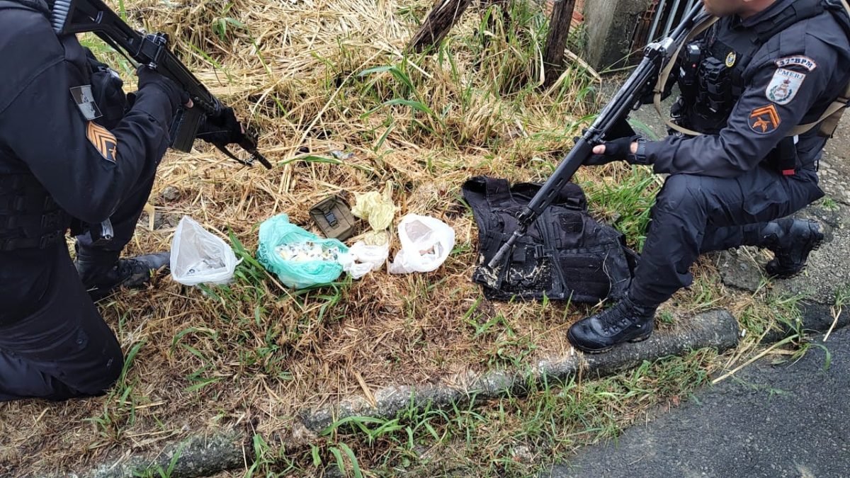 Troca de tiros entre suspeitos de envolvimento com o tráfico e PM termina com homem baleado em Resende