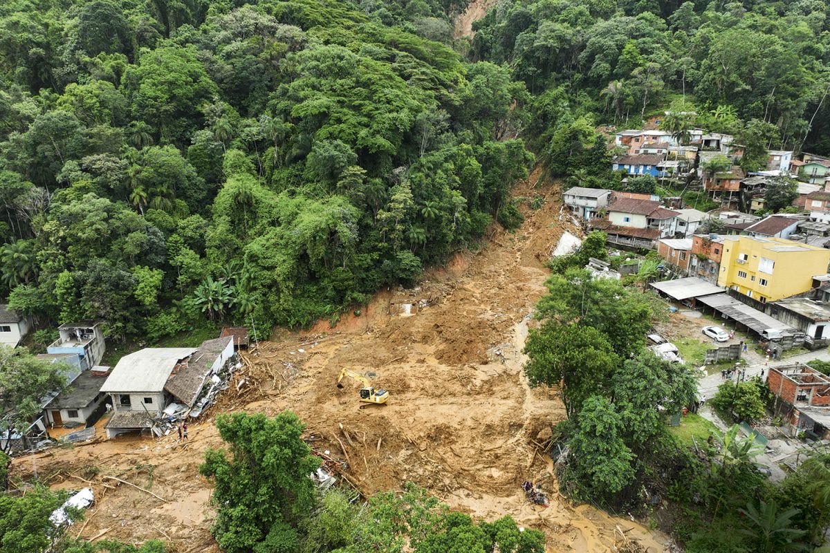 DEVASTAÇÃO - Lama cobre ruas e casas em São Sebastião: chuva muito acima do esperado -