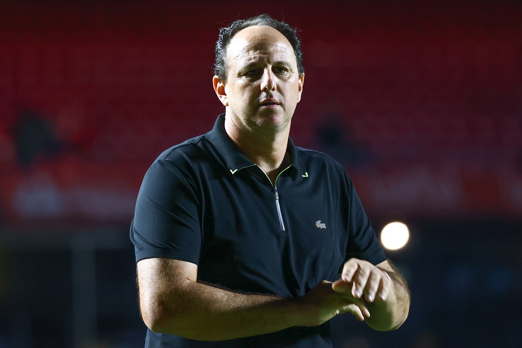 Rogério Ceni observando o jogo entre São Paulo e São Bernardo, pelas quartas de final do Paulistão 2022