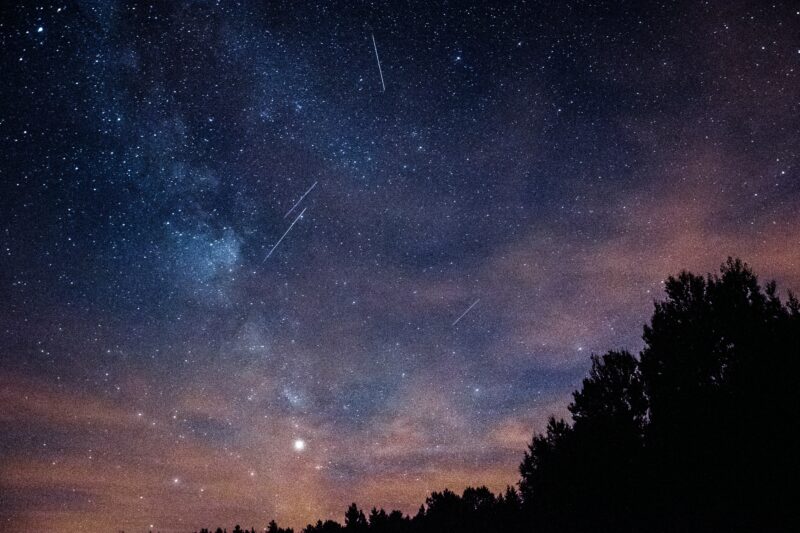Chuva de meteoros Líridas tem pico neste sábado (22); saiba como acompanhar