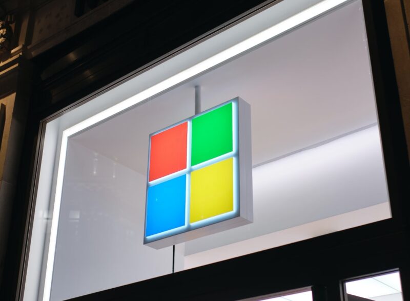 Microsoft remove Twitter de sua plataforma de anúncios e Elon Musk ameaça processar a empresa.