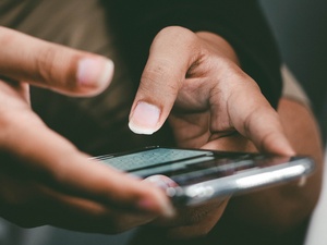 Texting WhatsApp celular smartphone - Pradamas Gifarry/Unsplash - Pradamas Gifarry/Unsplash