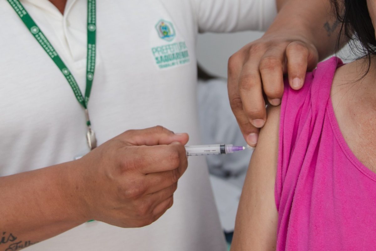 Vacinação bivalente contra a Covid está disponível para pessoas acima de 18 anos em Saquarema, no RJ