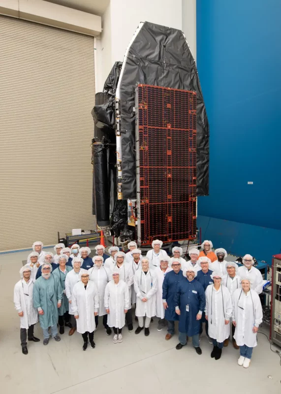 Vista do satélite da Viasat dobrado, durante os preparativos para o seu lançamento.