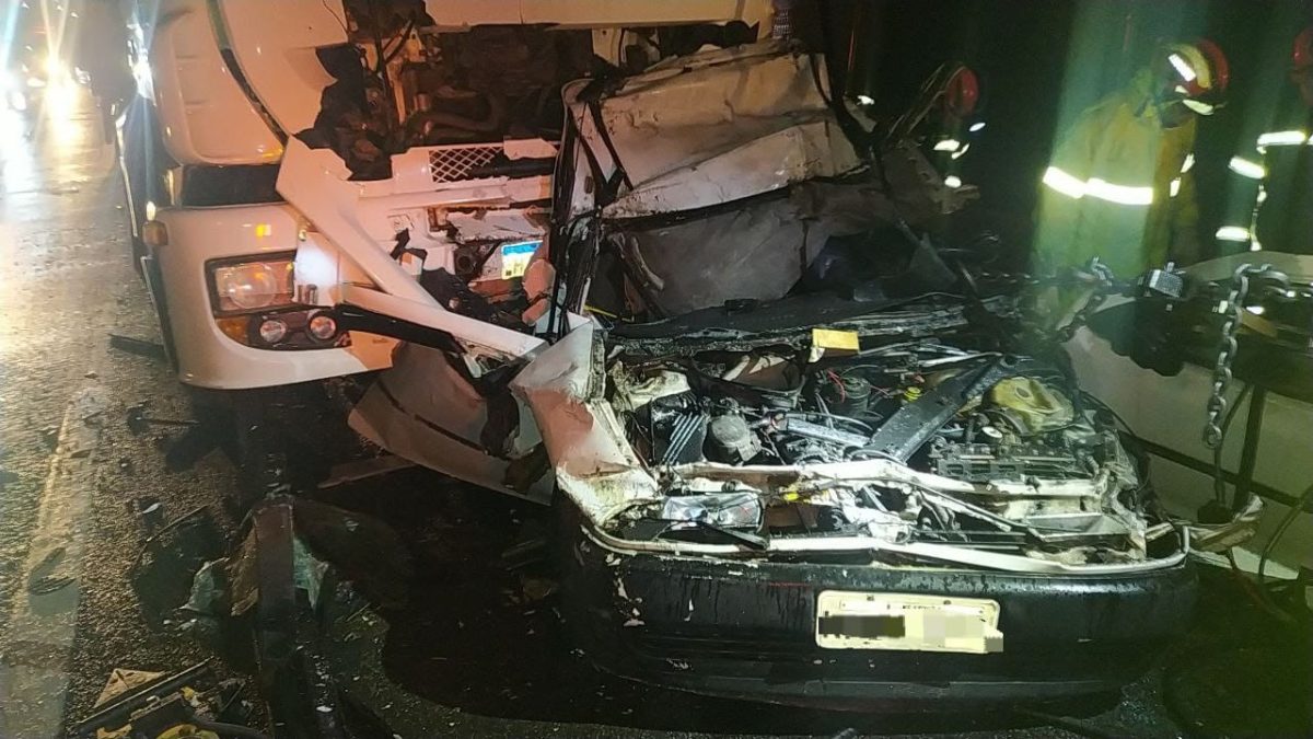 Motorista morre após carro ser imprensado entre caminhão e carreta na Via Dutra, em Barra Mansa