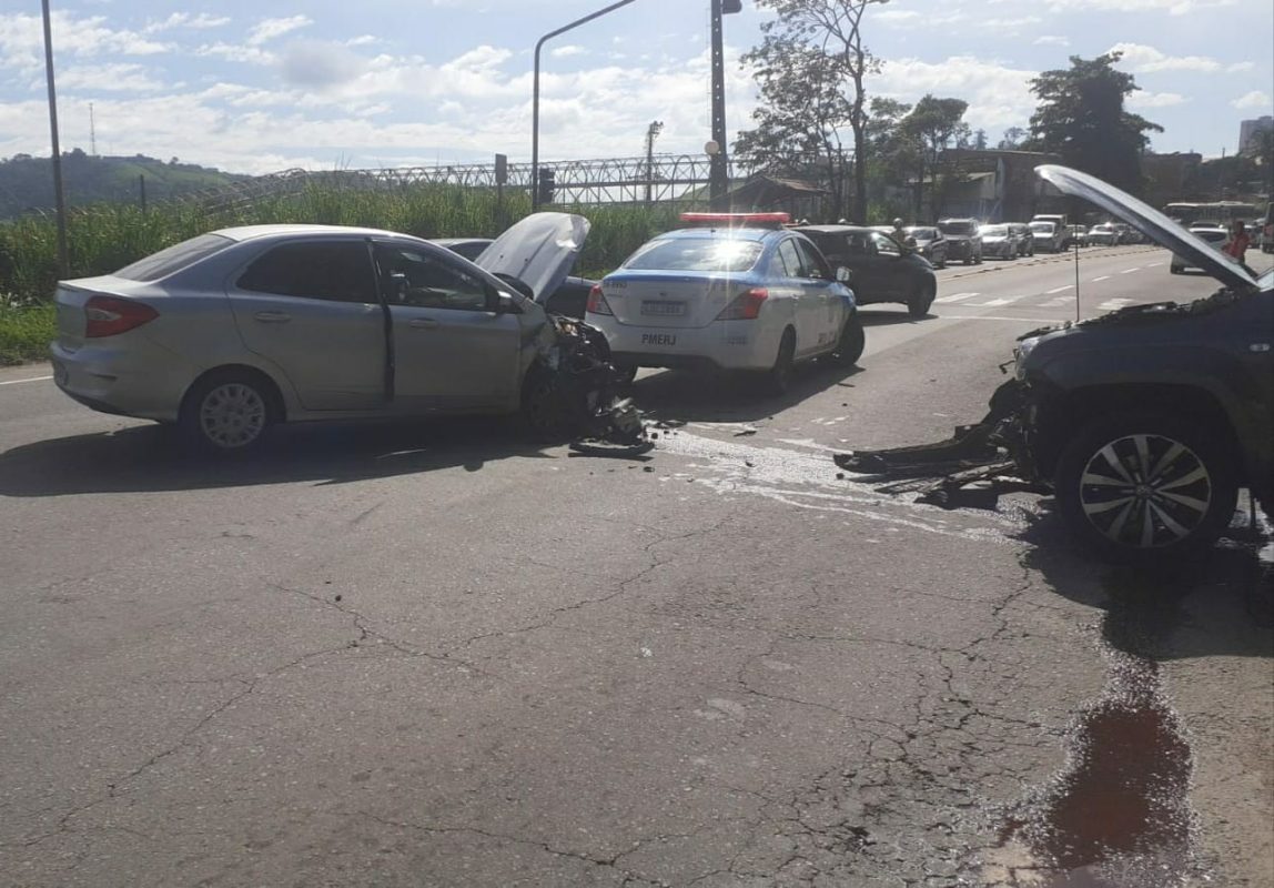 Acidente envolvendo dois carros deixa motorista ferida na Lúcio Meira, em Volta Redonda